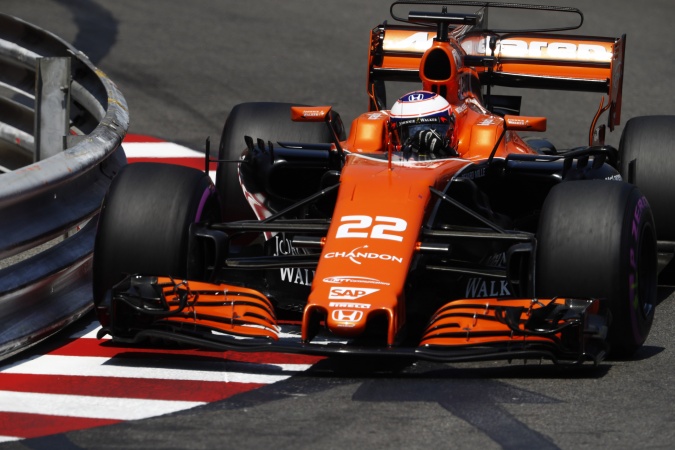 Photo: Jenson Button - McLaren - McLaren MCL32 - Honda