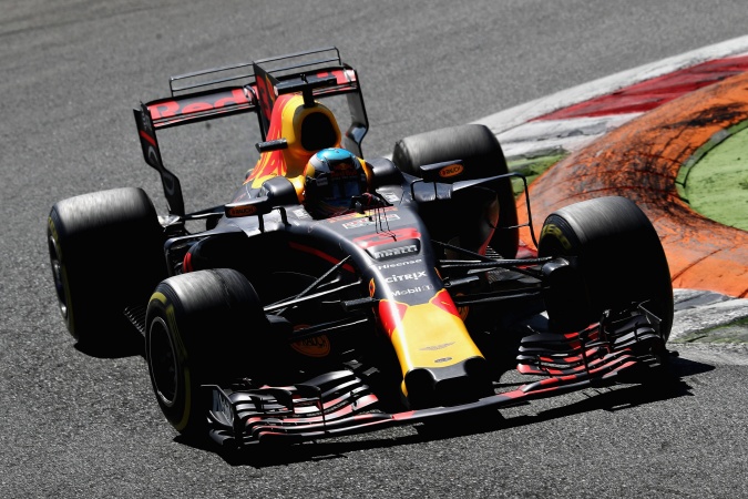 Photo: Daniel Ricciardo - Red Bull Racing - Red Bull RB13 - TAG