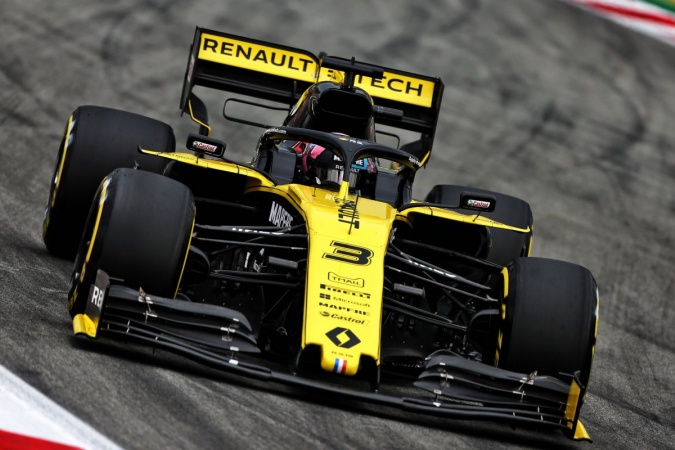 Photo: Daniel Ricciardo - Renault F1 Team - Renault RS19