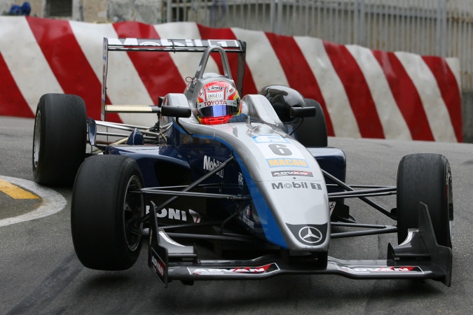 Photo: Kamui Kobayashi - ASM - Dallara F305 - AMG Mercedes