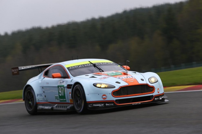 Photo: Darren TurnerStefan MückePeter Dumbreck - Aston Martin Racing - Aston Martin V8 Vantage GT2