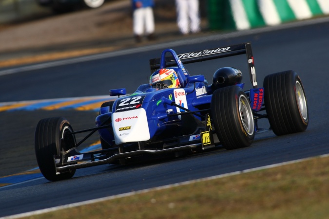 Photo: Rodolfo Gonzalez - Carlin Motorsport - Dallara F308 - AMG Mercedes