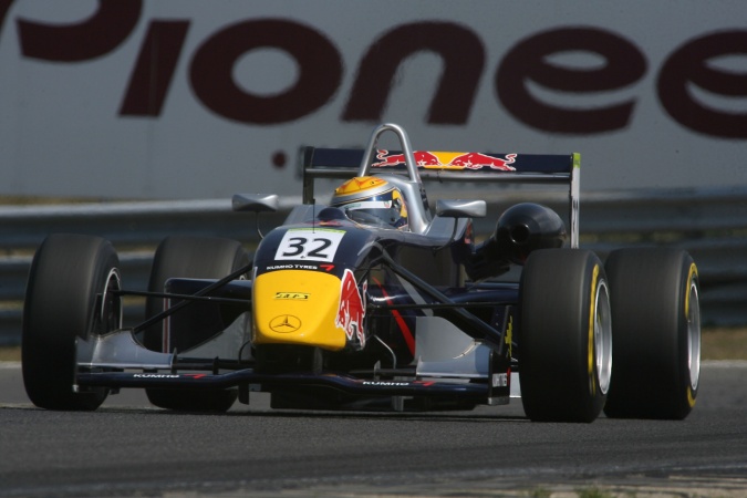 Photo: Sebastien Buemi - Mücke Motorsport - Dallara F305 - AMG Mercedes