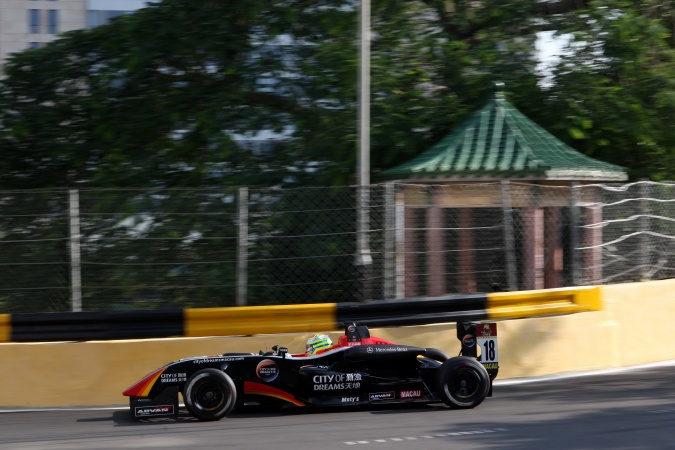 Photo: Alexander Sims - Räikkönen Robertson Racing - Dallara F308 - AMG Mercedes