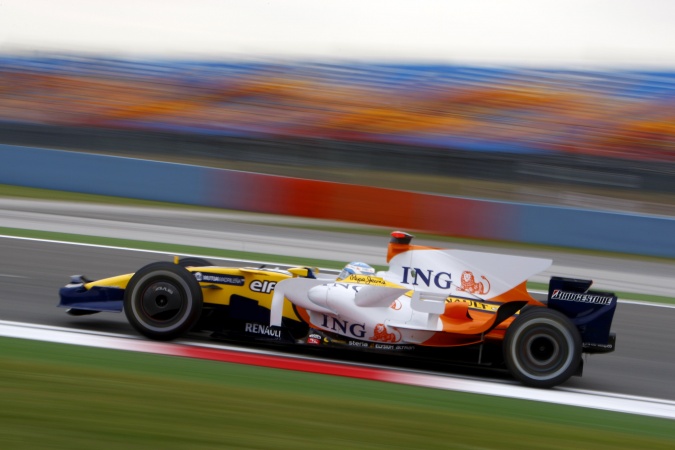 Photo: Fernando Alonso - Renault F1 Team - Renault R28