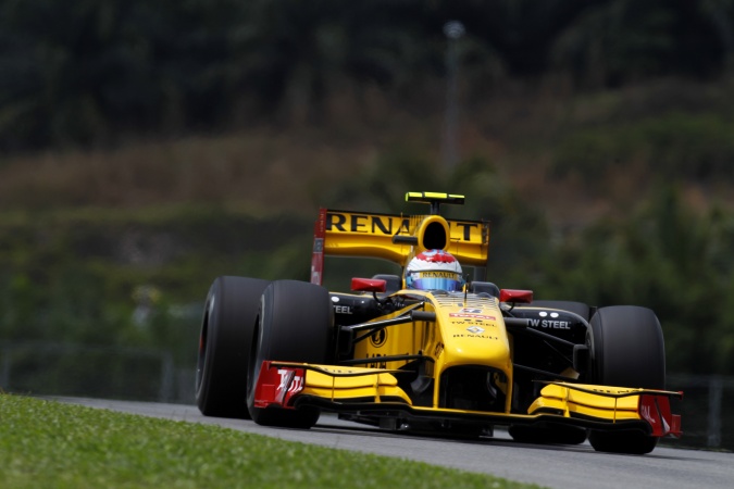 Photo: Vitaly Petrov - Renault F1 Team - Renault R30