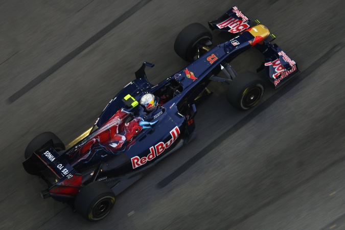 Photo: Sebastien Buemi - Scuderia Toro Rosso - Toro Rosso STR4 - Ferrari