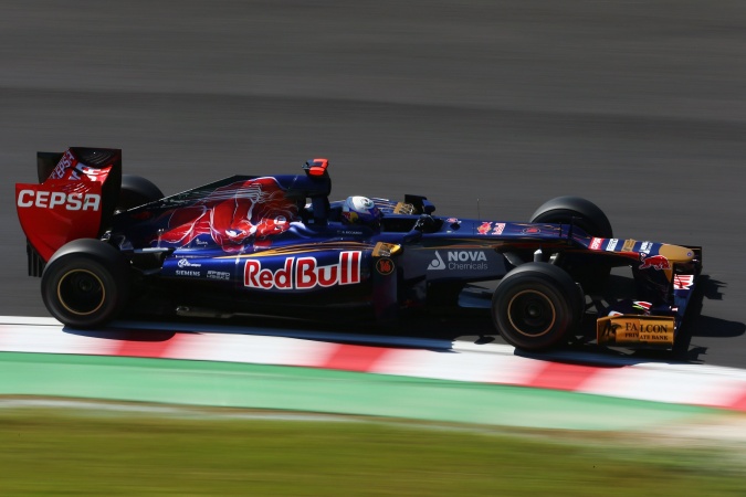 Photo: Daniel Ricciardo - Scuderia Toro Rosso - Toro Rosso STR7 - Ferrari