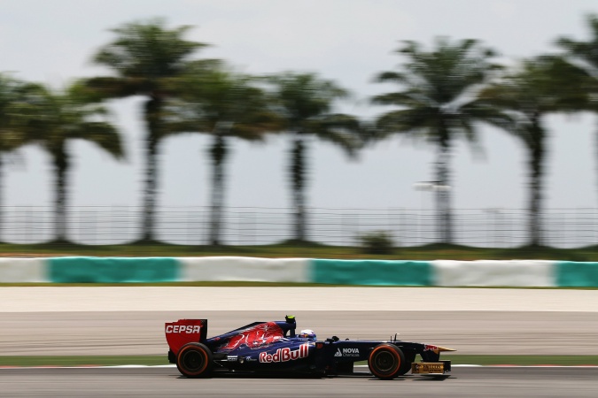 Photo: Daniel Ricciardo - Scuderia Toro Rosso - Toro Rosso STR8 - Ferrari