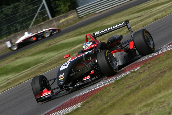 Photo: Edoardo Mortara - Signature - Dallara F305 - AMG Mercedes