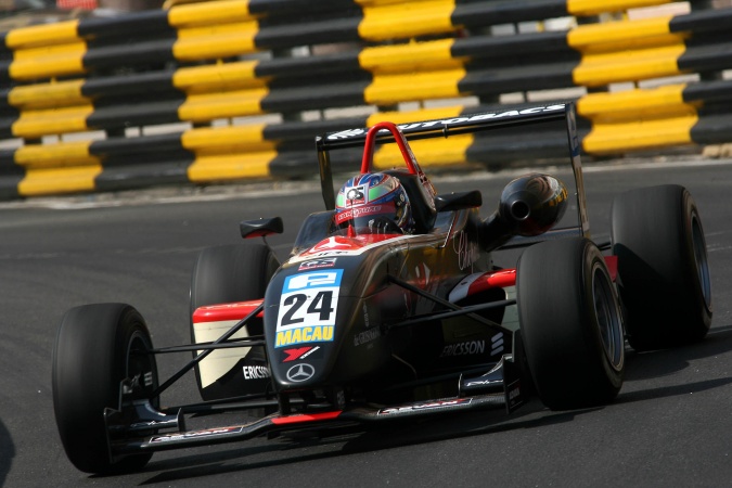 Photo: Edoardo Mortara - Signature - Dallara F305 - AMG Mercedes