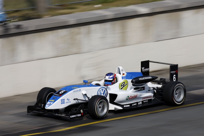 Photo: Marco Wittmann - Signature - Dallara F308 - Volkswagen