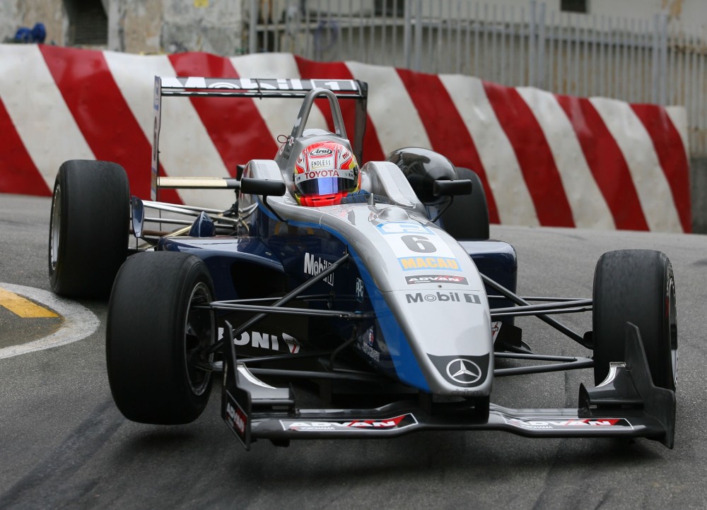 Kamui Kobayashi - ASM - Dallara F305 - AMG Mercedes