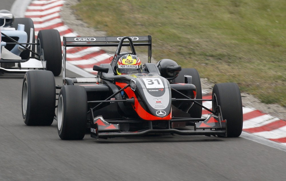 Rio Haryanto - C F Racing / Manor Motorsport - Dallara F308 - AMG Mercedes