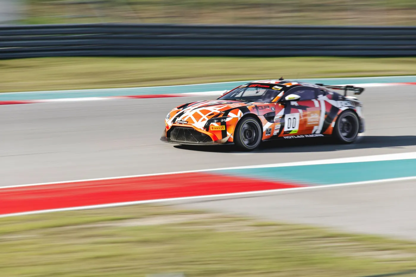 Motorsport-Aerodynamik: Die Wissenschaft hinter Kurvenfahrten mit 300 km/h