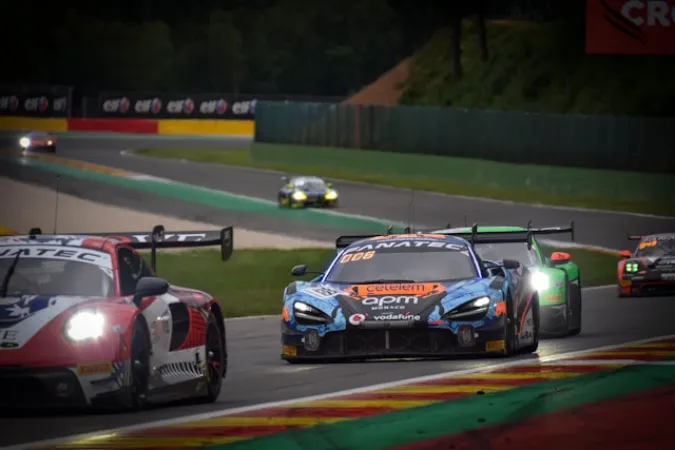 Wie Daten und Analytik Motorsport-Wetten und Plattformen wie Robocat Casino verändern