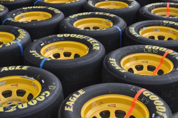 Regenreifen, Slicks oder Semi-Slicks? Tipps für wechselnde Streckenbedingungen