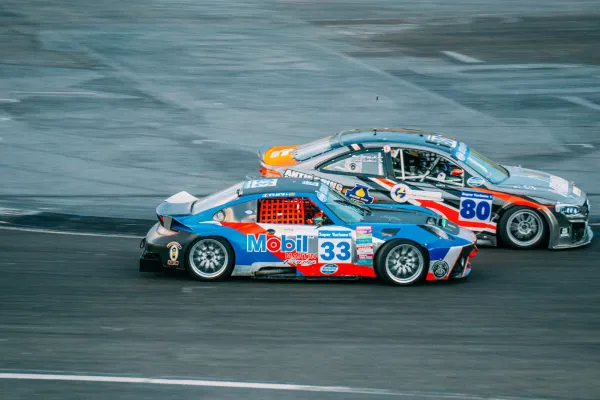 Wie Wettanbieter mit neuen Branding-Strategien zurück in den Motorsport drängen
