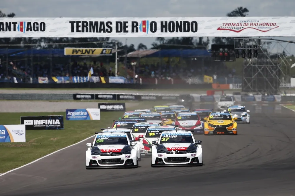 Start to Race 1: Citroen in front
