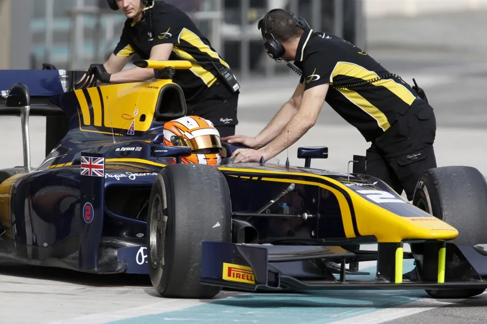 DAMS now in blue and yellow: Here Alex Lynn