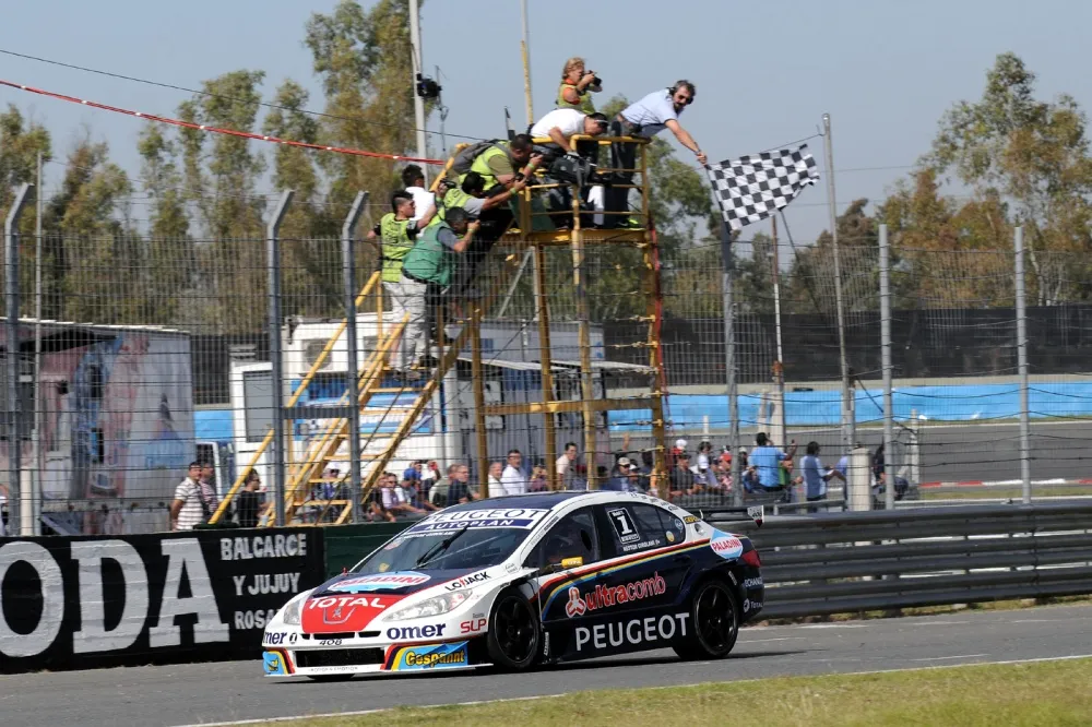 Néstor Girolami wins the race in Rosario