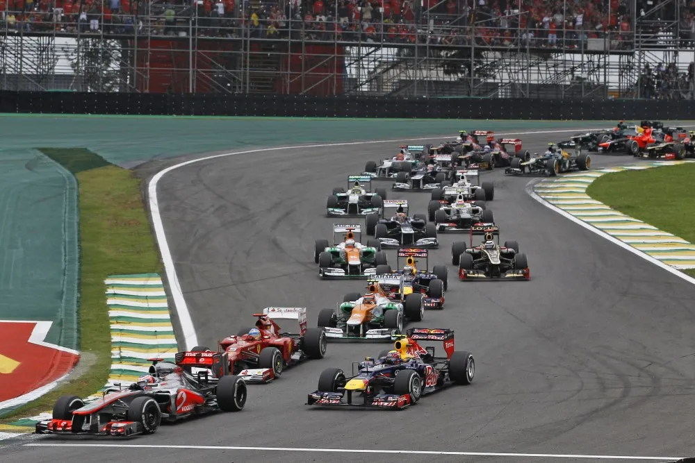 Start to Brazilian GP 2013: Fernando Alonso is on the way forward, Lewis Hamilton already gone.