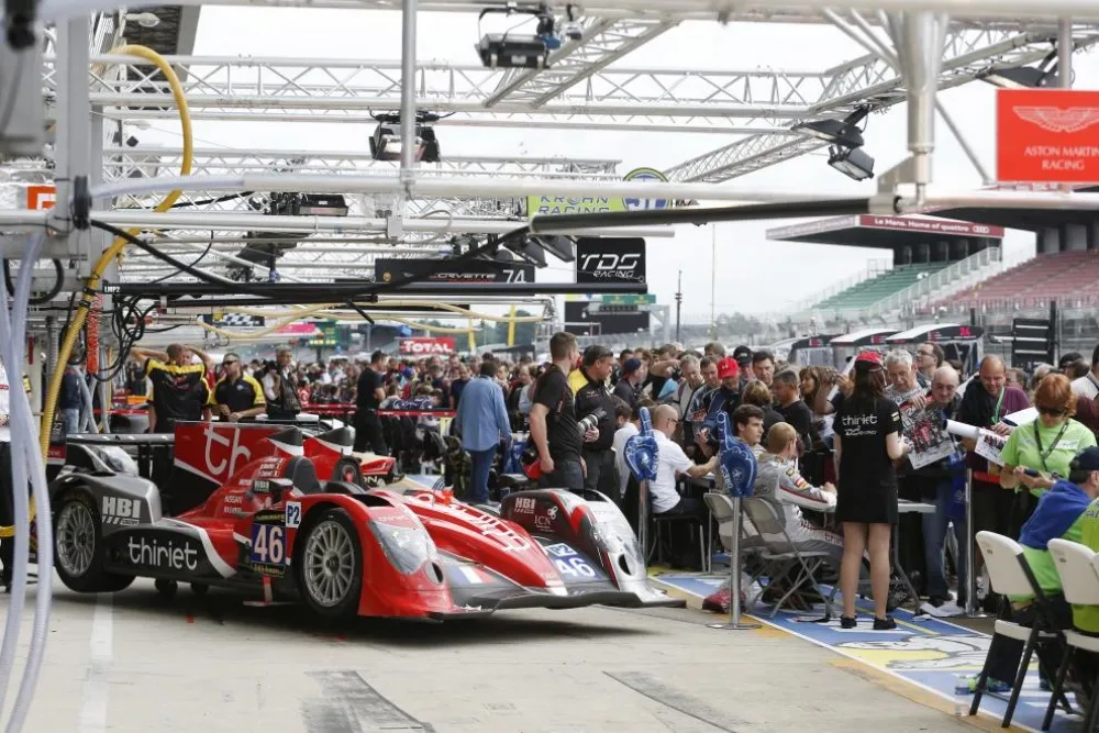 Large crowds at the autograph session