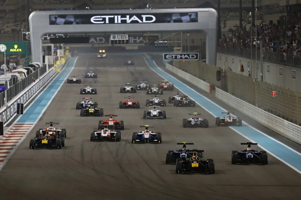 Start of Race 1: Daniil Kvyat leads the field