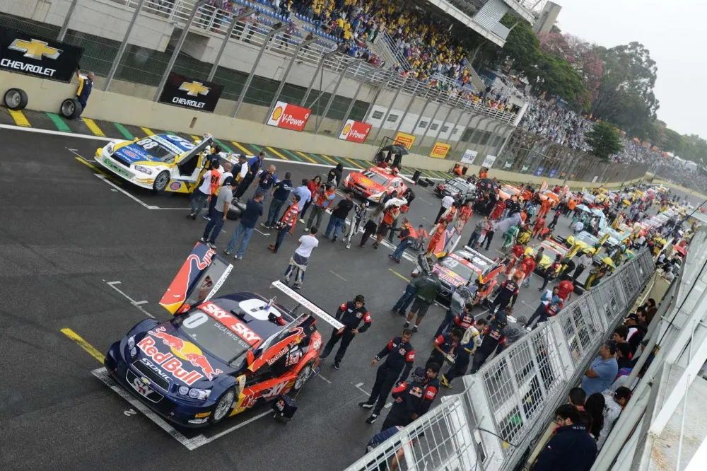 Full field: 33 cars on the grid