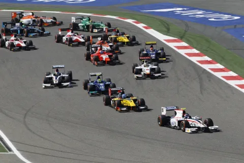 Start to Race 2: Simon Trummer leads the field into the first lap