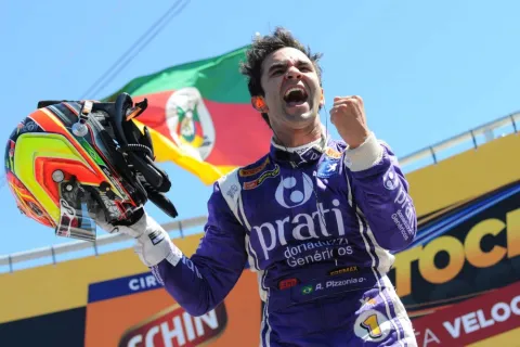 Antonio Pizzonia wins race 2