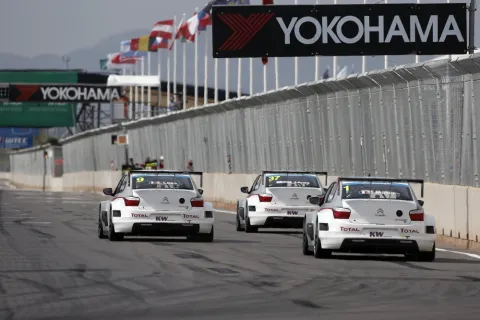 Citroen C-Elysée without opponents: Jose Maria Lopez wins Race 1