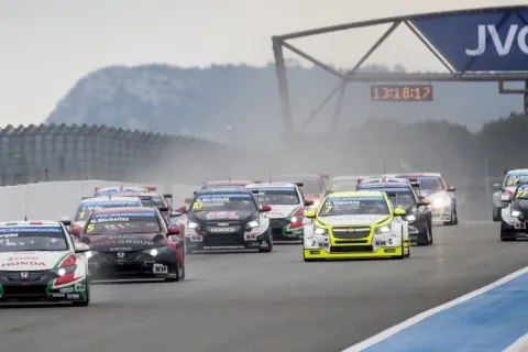 Start to Race 1: Tarquini leads