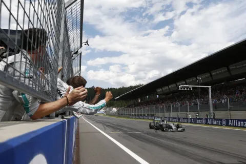 Mercedes cheering at the finish: Rosberg wins ahead of Hamilton