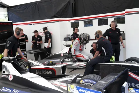 Pit stop with a little difference: Jerome d'Ambrosio changing cars