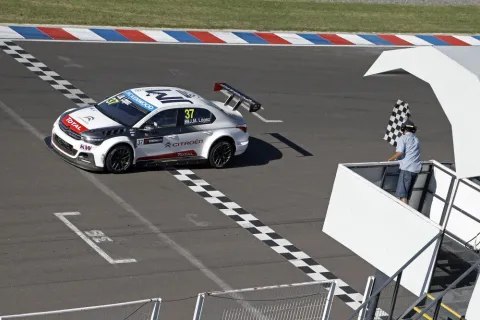 World Champion Lopez wins the first race of 2015