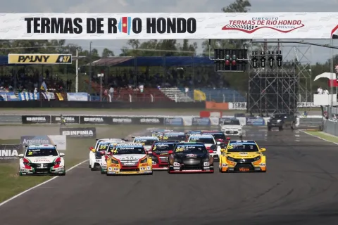 Start to Race 2: Tarquini as lawnmower