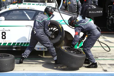 Pit stop at the Bentley with the number 8