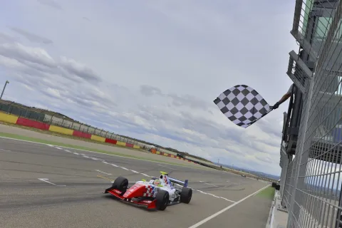 Oliver Rowland wins Race 1