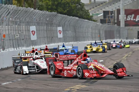 Helio Castroneves pursues Scott Dixon