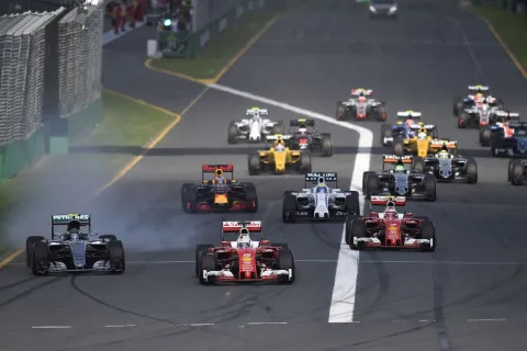 Start into the first GP 2016: Sebastian Vettel takes the lead