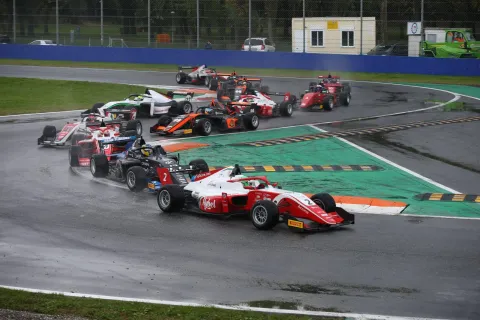 Start of Race 3 on Sunday