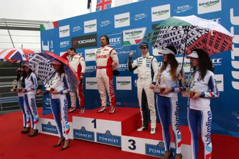 The podium after race 1: Muller, Chilton und MacDowell