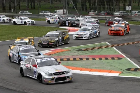 Start to race 1 - it is getting tight again in Rettifilo