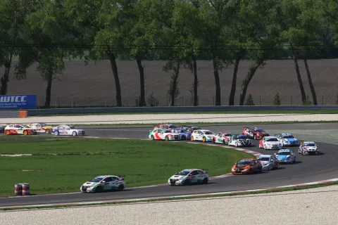 Triple lead for Honda in race 1