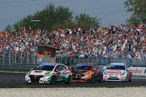 Yvan Muller tried to overtake the Hondas