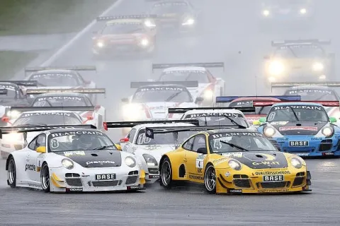 Start to race 1 in the rain