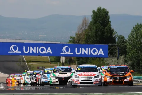 Start of Race 1: Michelisz attacks Yvan Muller