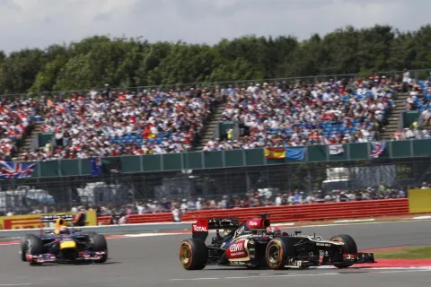Mark Webber follows Kimi Räikkönen