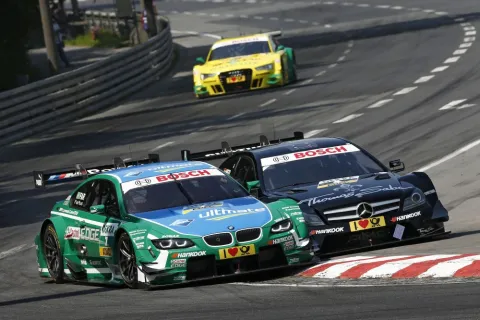 Roberto Mehri tries to get ahead of Augusto Farfus